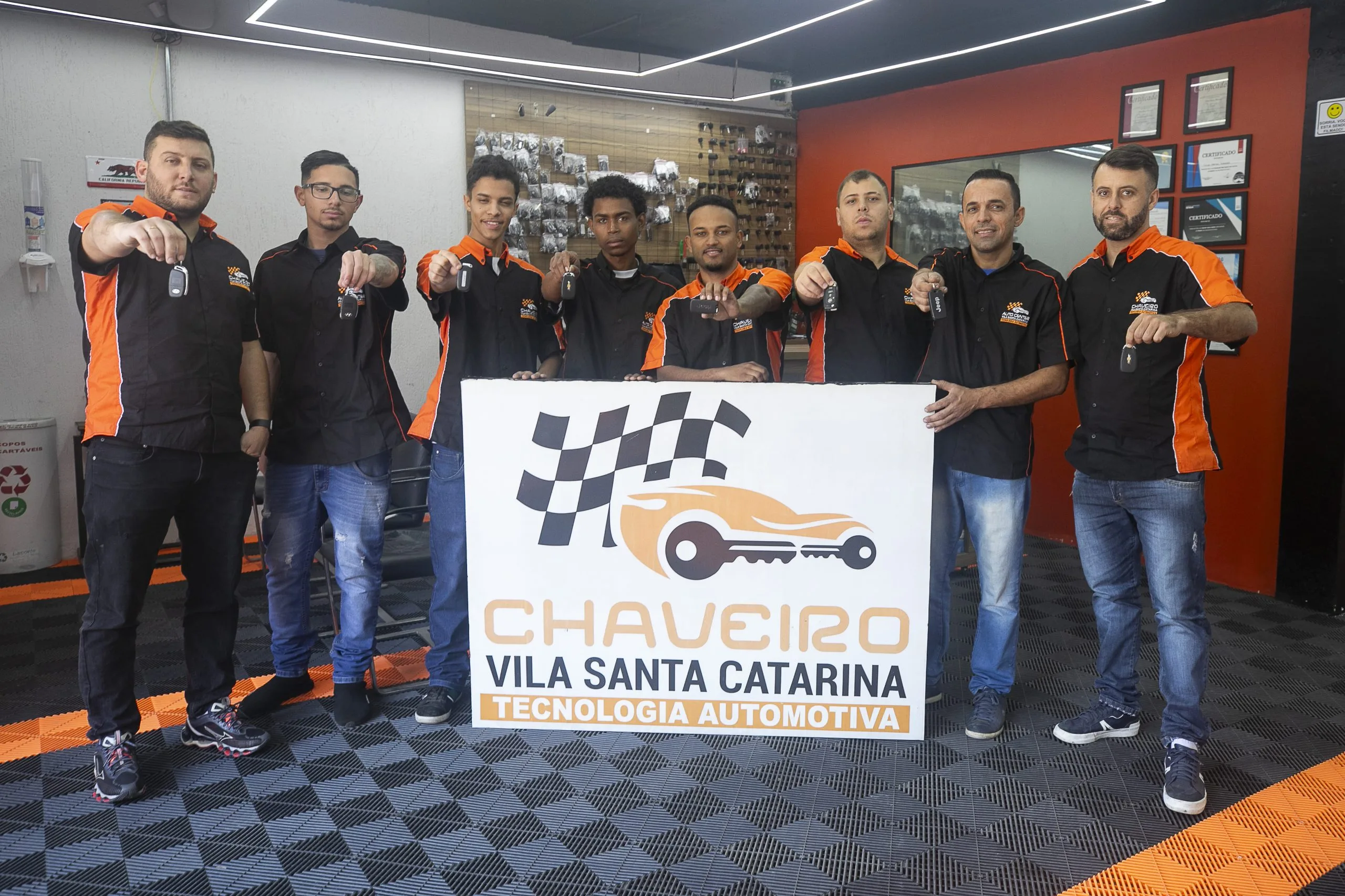 Equipe técnica do Chaveiro Catarina — especialistas em chaves codificadas